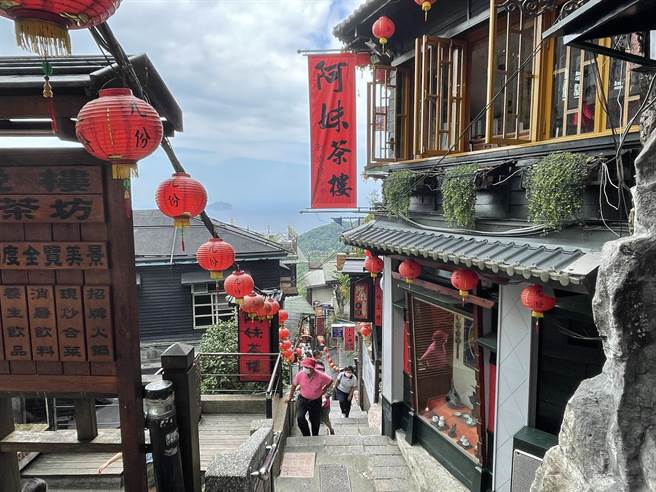 新北市不少老街、商圈自疫情出现严重退租潮，降级后原本景气慢慢復甦，又受Delta病毒入侵社区影响，人潮锐减，业绩一落千丈，部分商圈理事长表示，中秋连假能恢復以往8成就不错，多数房东近期又恢復租金，成本渐增。（蔡雯如摄）