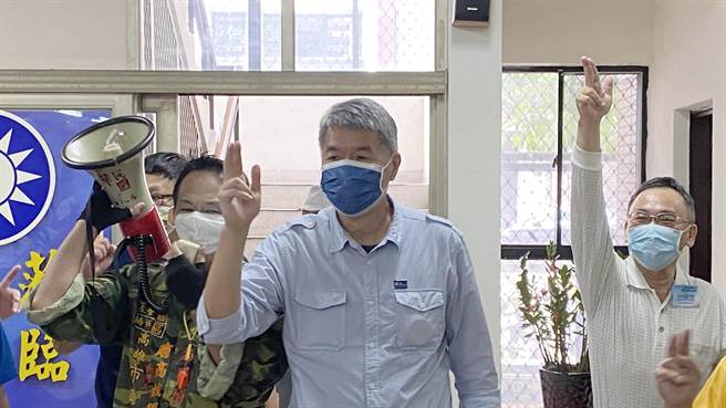 国民党主席候选人张亚中（中）强调，解决两岸和平怎么是搞极端？「我积极、不极端」。（陈淑芬摄）