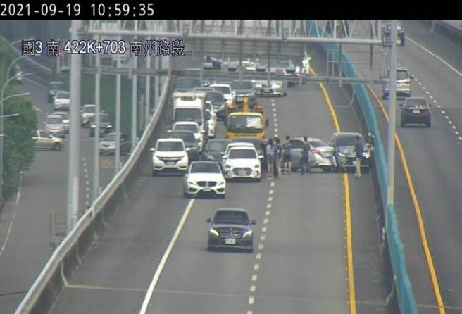 19日上午国3南向422.4k 发生6小客车追撞事故(高公局提供／简立欣台北传真)