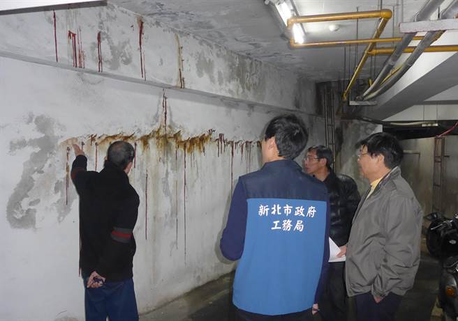 在工务局及都市更新处携手辅导之下，921大地震被列管为需拆除重建的红单的建物已在去年全部解列；需要补强的黄单建物则从最初的576件降至12件。（新北市工务局提供）