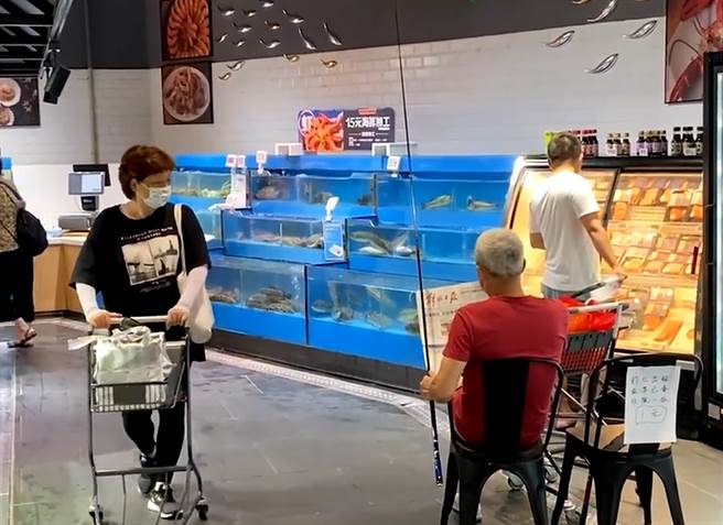 上海一名老伯悠然自得的在超市內釣魚，超中二行徑引爆網友熱議。（圖／翻攝自微博）
