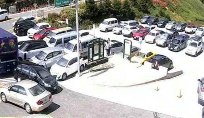 合欢山涌入大批人车，花莲新城警分局员警在现场请民眾勿违规停车。（罗亦晽翻摄）