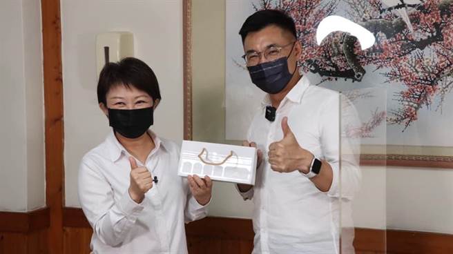 寻求党主席连任的江启臣在脸书发文与卢秀燕合照，指出台中市长卢秀燕送他台中捷运的纪念套卡，寓意就是「一路畅通、快速到达」。（翻摄江启臣脸书／陈淑芬台中传真）