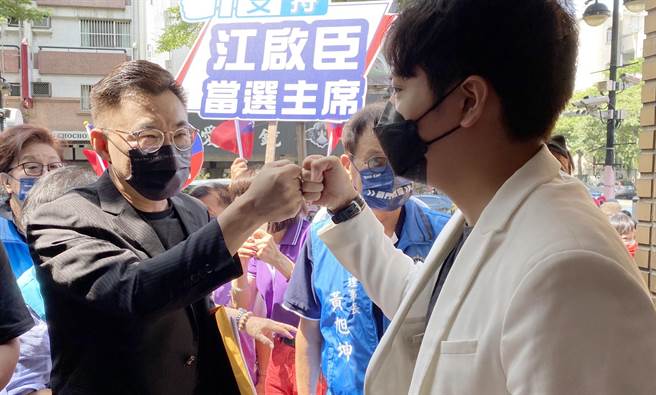 争取连任的现任党主席江启臣（左1）今天上午在台中市火力全开痛批朱立伦及张亚中两人「一个不老实、一个不务实」。（陈淑芬摄）