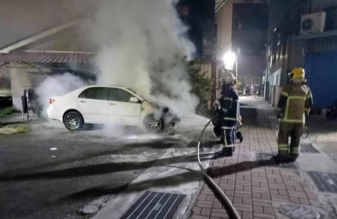 台南市南区盐埕路160巷内1辆停在户外的白色自小客车传出火警，消防人员获报前往灭火。（读者提供／洪荣志台南传真）