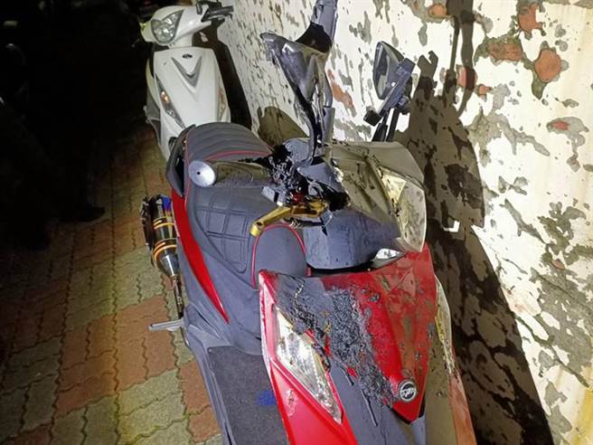 台南市南区大成路2段某巷内的机车疑似遭人纵火。（读者提供／洪荣志台南传真）