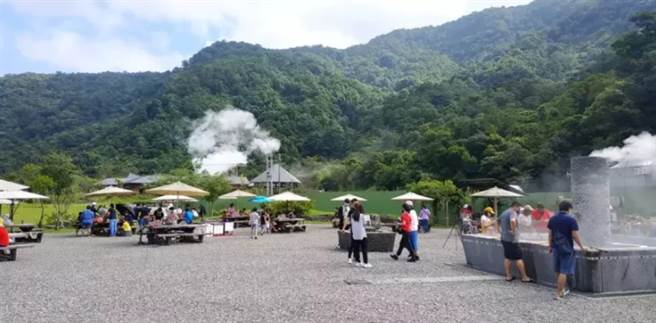 中秋連假第2天，宜蘭天氣晴朗，不少民眾攜家帶眷出遊，五峰旗風景區和清水地熱遊憩區停車場今天上午已達車輛50%管制標準，啟動一出一進措施，縣府呼籲民眾暫勿前往。（圖／縣府提供）