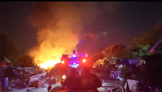 太平区一处资源回收场昨日深夜突然冒出无名火，场内堆积大批易燃物造成火势一发不可收拾！（翻摄记者爆料网）