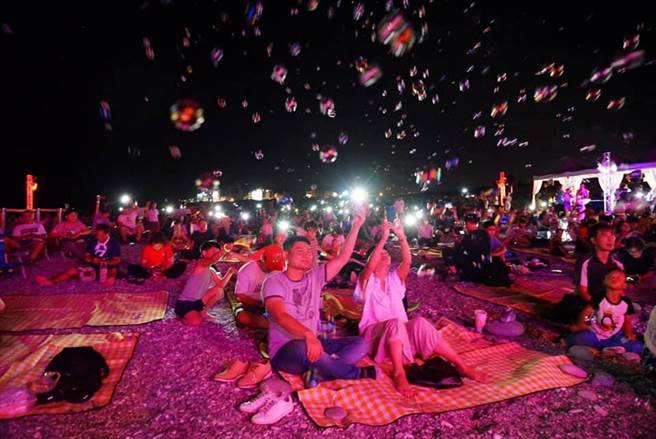 花蓮縣政府10月2日將在七星潭舉辦「星光音樂會」，遊客屆時躺在七星潭沙灘上，望著一望無際的星空，聆聽古典及流行天文主題的悠揚樂曲。圖為去年賞星疊石音樂會活動照。（花蓮縣政府提供／羅亦晽花蓮傳真）