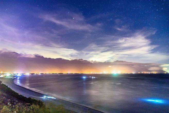 花蓮夜晚較無光害適合賞星，縣府近年力推天文旅遊，除培訓星空解說員外，觀光處今年也選在10月2日於七星潭風景區舉辦「星光音樂會」。（花蓮縣政府提供／羅亦晽花蓮傳真）