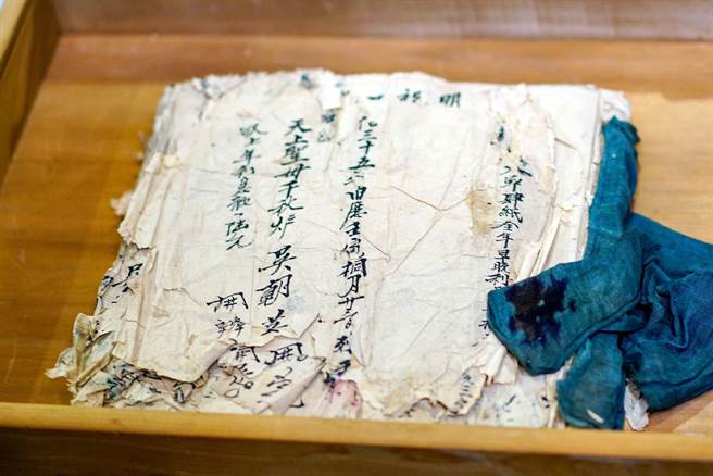 有百年歷史的神明会会簿今天捐赠给宜兰县史馆典藏，未来将以数位形式呈现。（李忠一摄）