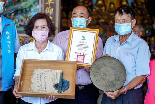 宜兰县长林姿妙（左一）今天代表接受捐赠，林姿妙盼能让会簿受到妥善保存、让乡亲对宜兰开发史有更多的了解。（李忠一摄）