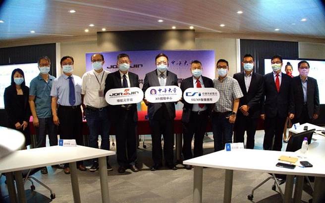 中华大学近日与产业界的智慧眼镜先驱佐臻科技合作，共同成立台湾第1家元宇宙概念应用XR体验中心。（中华大学提供／陈育贤新竹传真）