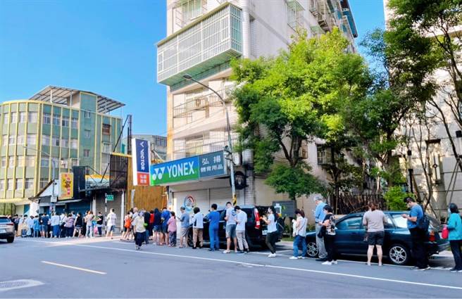 抢购中秋美食     排队人潮爆发有原因。(图/爱传媒提供)