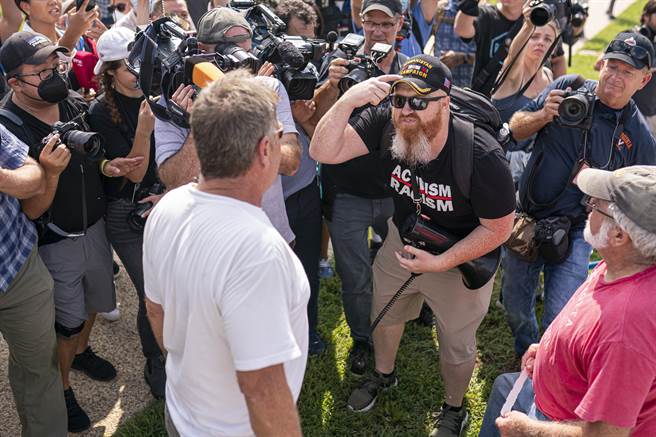 约100至200名示威者现身参加「为1月6日伸张正义」（Justice for J6）集会。(图／美联社)