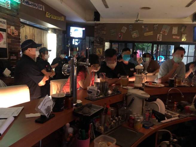 卫生局18日深夜会同警察局针对鼓山区、左营区稽查餐酒馆及酒吧，查获2间餐酒馆未依防疫规定设置隔板。（高市府卫生局提供／洪浩轩高雄传真）