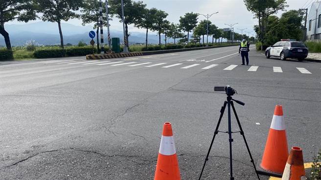 枋寮警分局指出，將台1線沿路架設攝影機，加強取締自小客及大重機違規行駛機車道，以確保用路人安全。（警方提供／謝佳潾屏東傳真）
