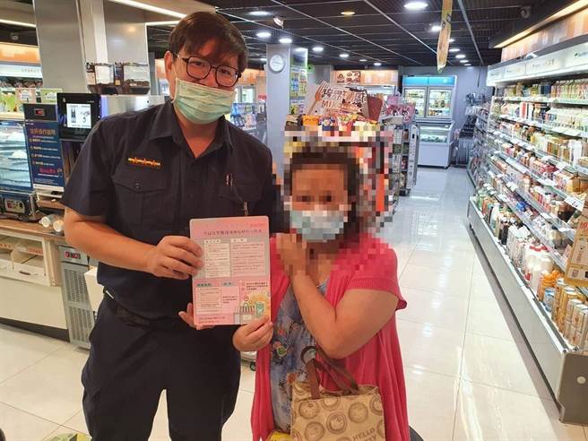 北市士林警分局芝山岩派出所员警在超商买咖啡时看到妇人差点遭诈骗，立即阻止匯款。（图／警方提供）