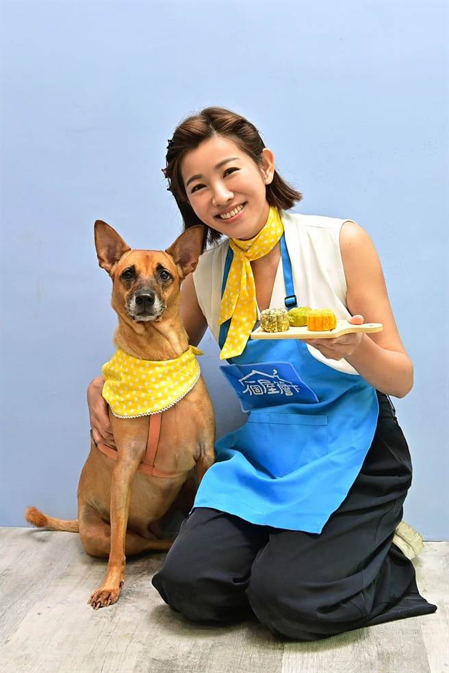 米可白为爱犬亲自制作月饼。（台视提供）