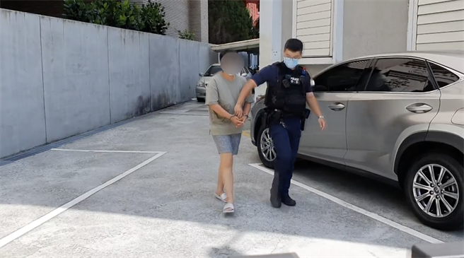 花东防卫指挥部一名29岁翁姓女兵，昨天凌晨驾车违规横跨双黄线超车遭警拦查，没想到酒测值一验高达0.33毫克，除被移送法办，花防部也将开人评会议处，将她列入汰除名单。（警方提供／罗亦晽花莲传真）