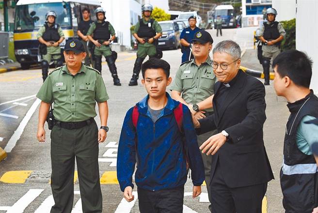 陳同佳（藍色風衣者），右黑衣者為管浩鳴。（資料照／中新社）