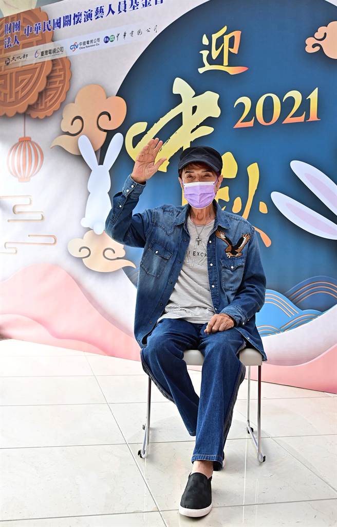 林冲现在行走时须以拐杖辅助。（台视提供）