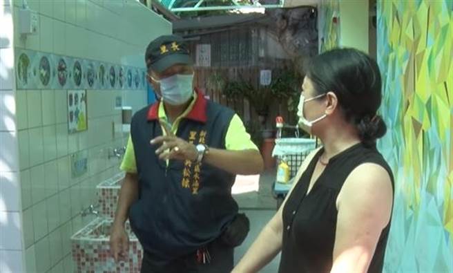 芦洲仁爱公园装设全新北第一台「禁菸铃」，水湳里长吴松标教导民眾，只要按下按钮就会自动拨放禁菸宣导，让瘾君子知难而退。（戴上容摄）