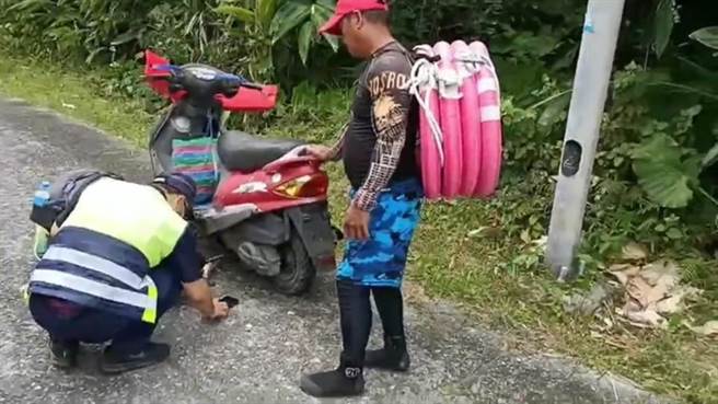 台东县兰屿乡岛上无牌车高达6成，警方中秋连假加强取缔。（台东县警局提供／蔡旻妤台东传真）