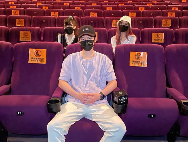 蒋卓嘉（中）带师妹张若凡（左）、朵莉一同欣赏电影。（索尼音乐提供）