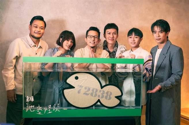 鱼丁纟馨仪(左二)。（环球音乐提供）
