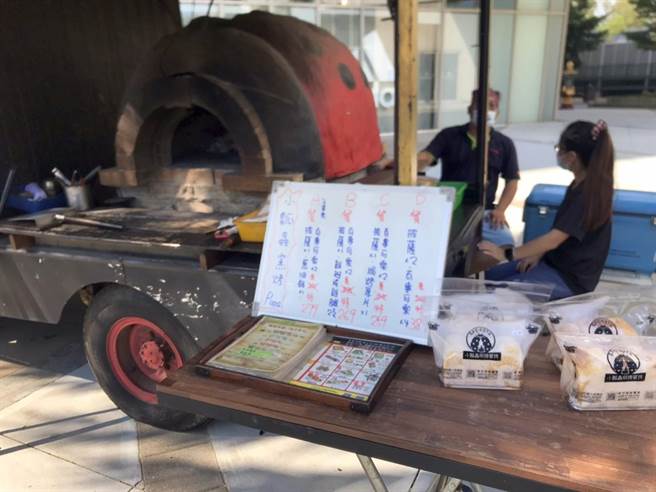 台开〈金门风狮爷商店街〉在中秋连假推出创意市集，邀请10家行动摊车、手作工作室和Dj驻场，打造团圆佳节欢乐气氛。（台开提供）