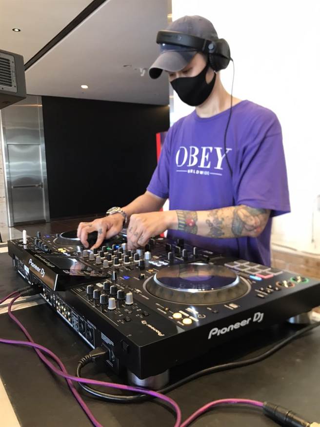 台开〈金门风狮爷商店街〉在中秋连假推出创意市集，邀请10家行动摊车、手作工作室和Dj驻场，打造团圆佳节欢乐气氛。（台开提供）