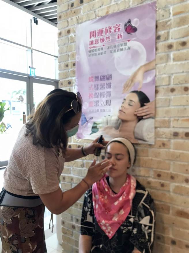 市集内的开运修容摊位，也相当受到欢迎。（台开提供）