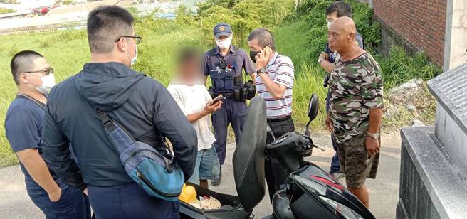 在台南市南区涉及3起汽机车纵火案的詹姓男子（白衣者）被警方逮获，但他否认涉案。（读者提供／洪荣志台南传真）