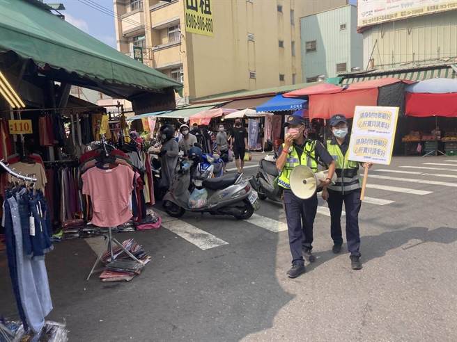 台中潭子传统市场发生女童遭陌生男偷抱案，警方正循线追缉涉案男子，并加强举牌宣导。（大雅分局提供／王文吉台中传真）