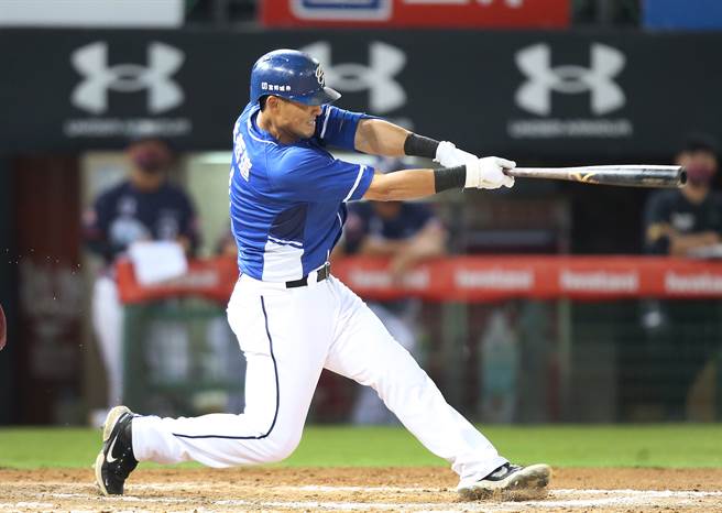 富邦悍将林哲瑄18日棒打曾仁和。（范扬光摄）