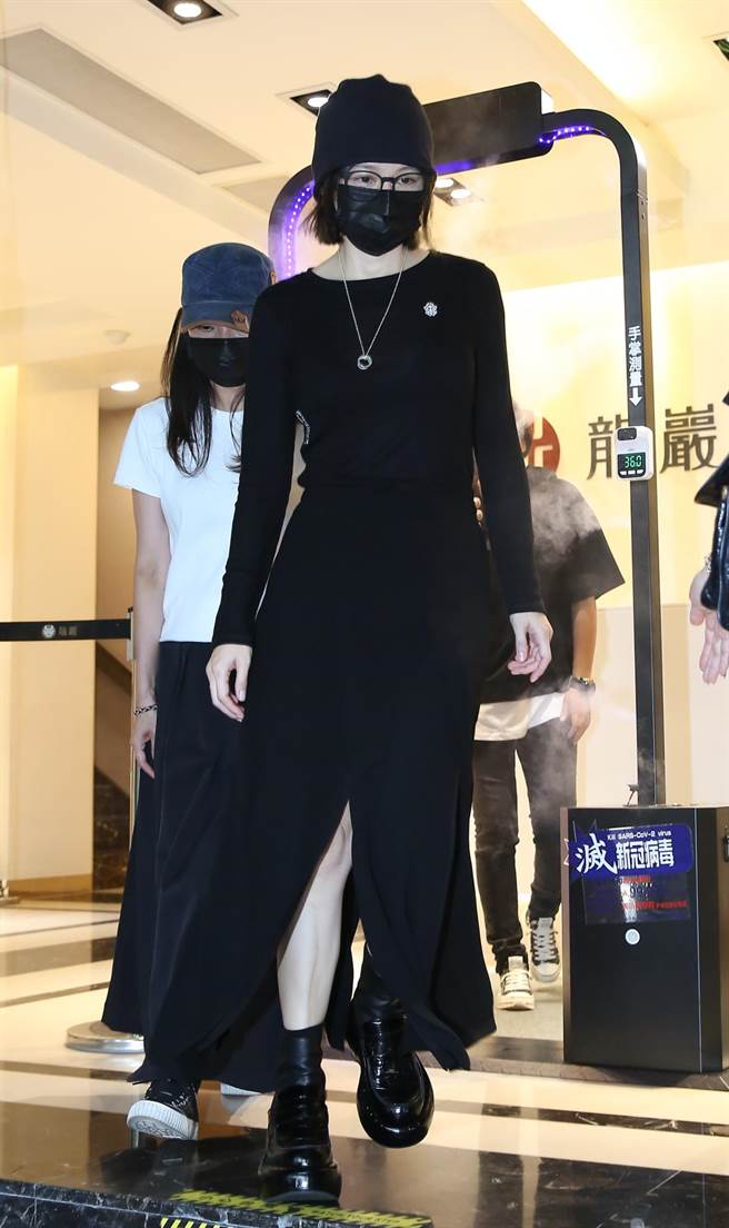 徐若瑄19日现身灵堂吊唁龙劭华。（陈俊吉摄）