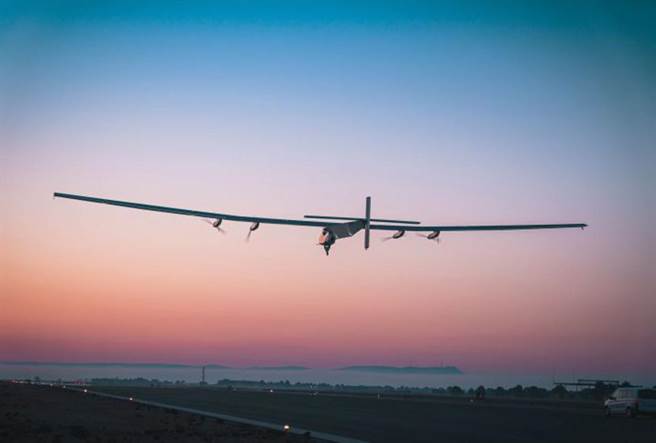 天空居民太陽能無人機可以攜帶400公斤包括感測器、通信和電子戰設備的載荷，連續飛行長達90天，以極低的成本提供持續而廣闊的海洋監視偵察能力。（圖／SKYDWELLER AERO)

