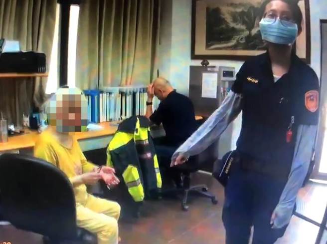 警方將迷途離家6公里的80歲雷姓老婦人帶回派出所休息。（翻攝照片／石秀華高雄傳真）