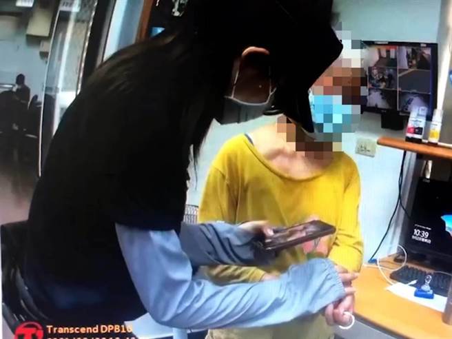 女警發現雷婦手上刻有家屬聯繫電話的手鍊，順利通知家屬。（翻攝照片／石秀華高雄傳真）