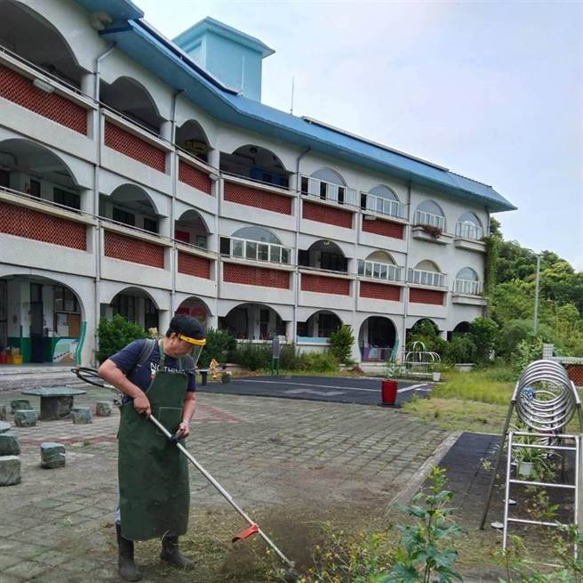 基隆市月眉国小今年8月停办，校舍转型为实体社区大学，目前正清整教室及周边环境。（陈彩玲摄）
