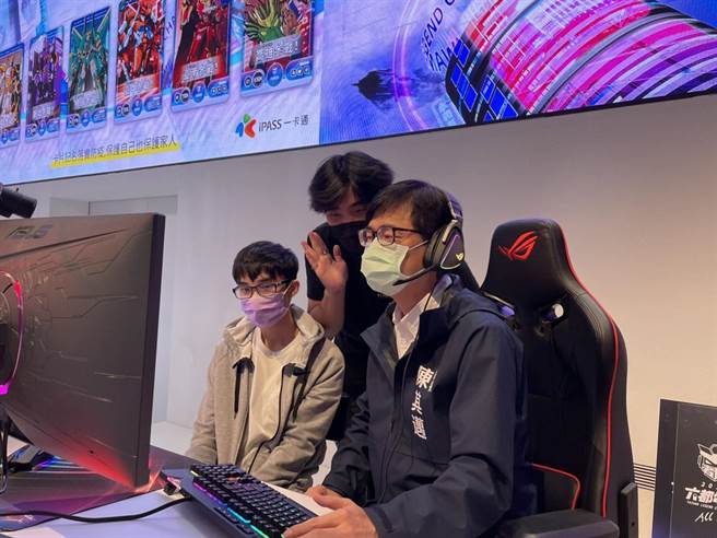 大陸海關突然發布「禁止台灣蓮霧令」，高雄市長陳其邁（右）19日參加在高雄電競館舉辦的六都電競爭霸戰「明星表演賽」時受訪表示，大陸用莫須有的罪名來懲罰台灣農民相當不公平，讓大家不能接受，