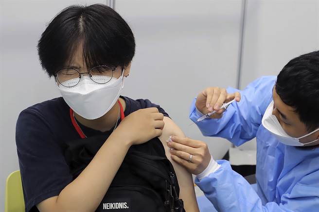 一名南韓高中生接種第一劑新冠肺炎疫苗注射。（圖／美聯社）