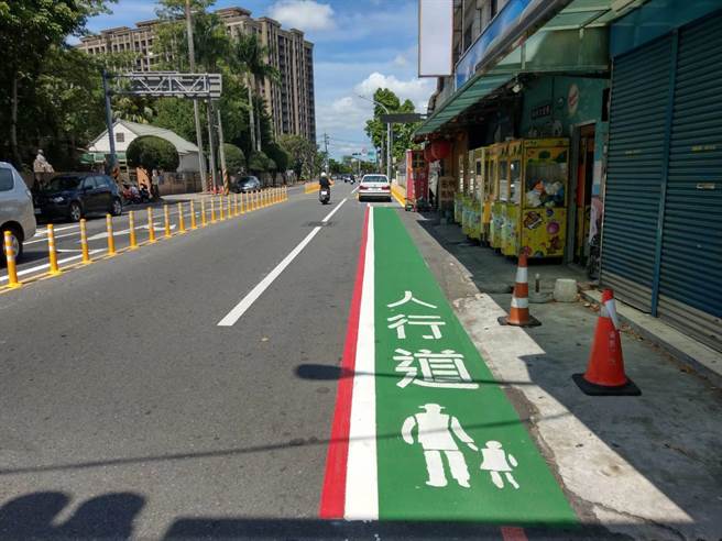 桃園市八德國小校外增設標線型人行道。（桃園市政府教育局提供／陳夢茹桃園傳真）