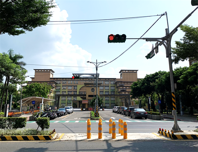 經國國中打通校前分隔島設置機車道及行人穿越道，讓學生不用再繞行一大圈才能入校。（桃園市政府教育局提供／陳夢茹桃園傳真）