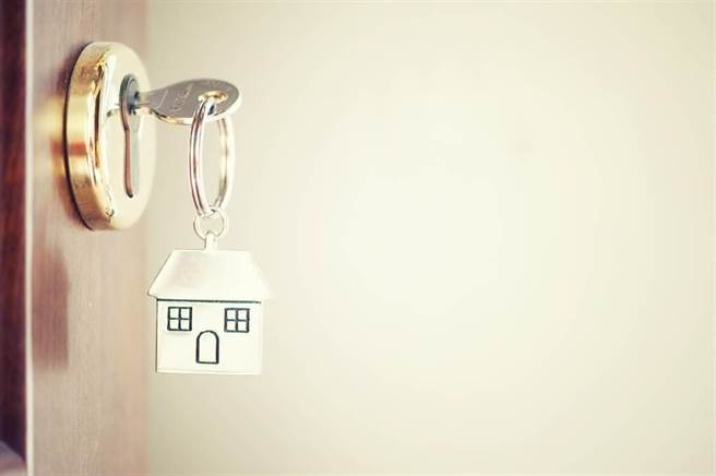 13岁少女与3名男网友相约摩铁玩「多人运动」，妈妈看到一瓶印有摩铁LOGO矿泉水识破。（示意图／达志影像）