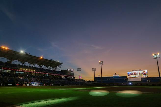 桃園棒球場燈光照明一度故障。（陳麒全攝）