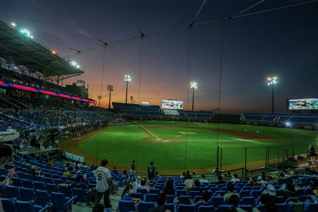 桃園棒球場燈光照明一度故障。（陳麒全攝）