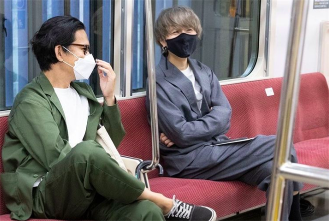 川谷绘音搭电车翘腿惹骂「不能好好坐着吗？」。（温博钧摄）