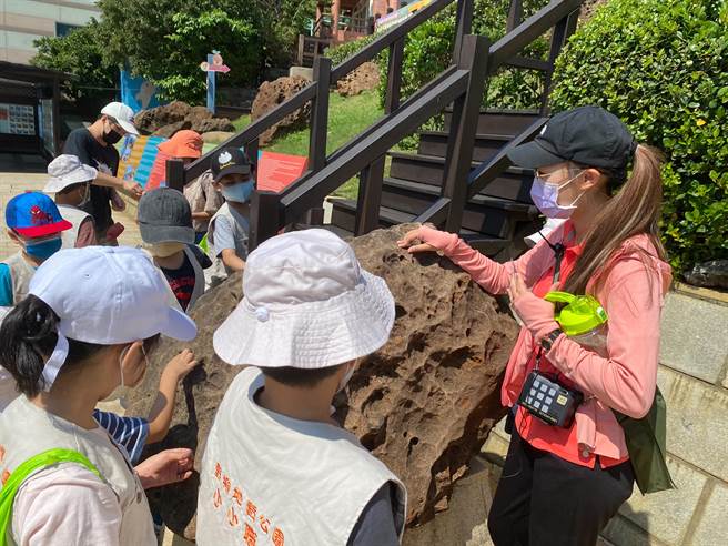 野柳地质公园推出亲子体验职人活动《野柳小小地质研究员》。（读者提供／陈彩玲基隆传真）